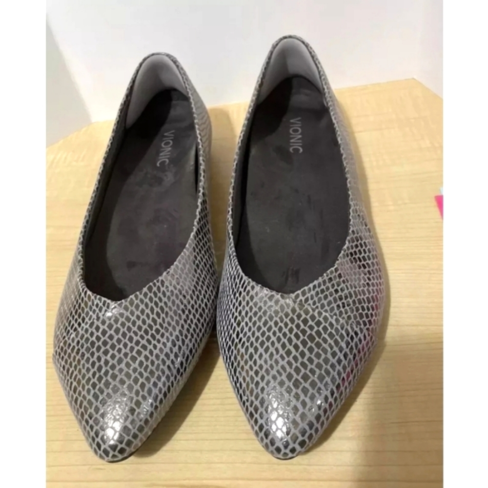 VIONIC Caballo 9.5 Gunmetal Snakeskin Metallic Silver Pointed Toe Ballet Flats